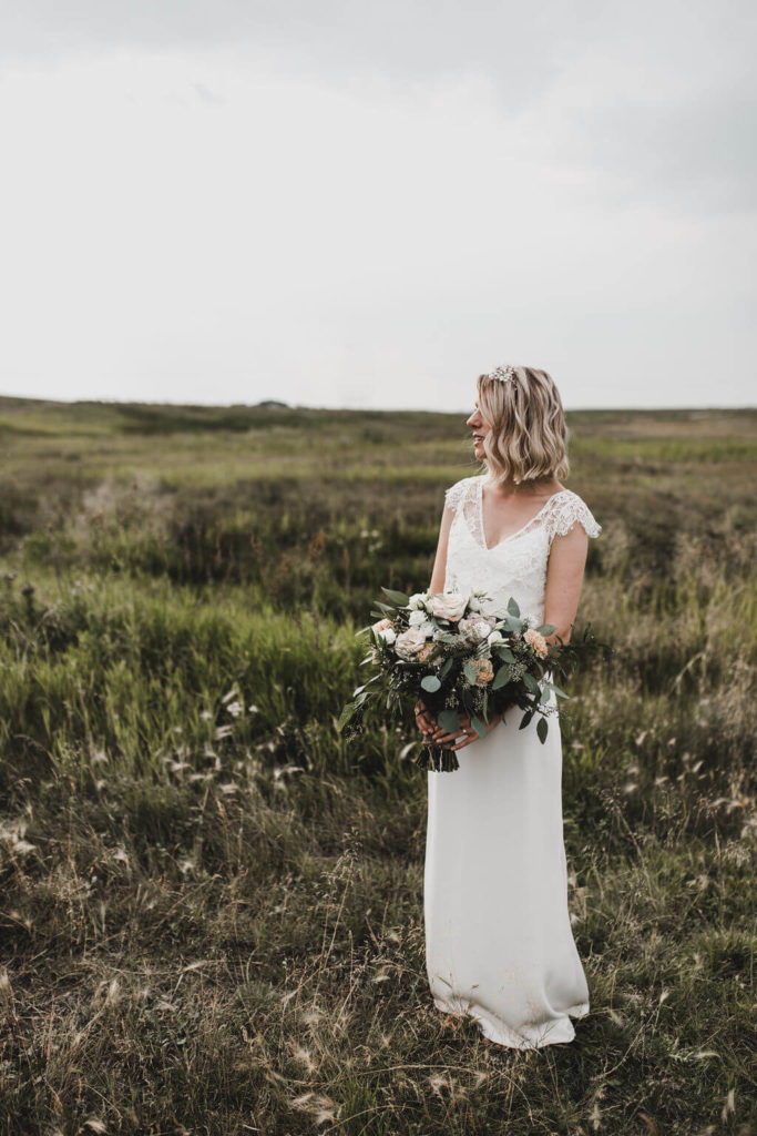 prairie wedding photos in a field https://www.thegathered.ca