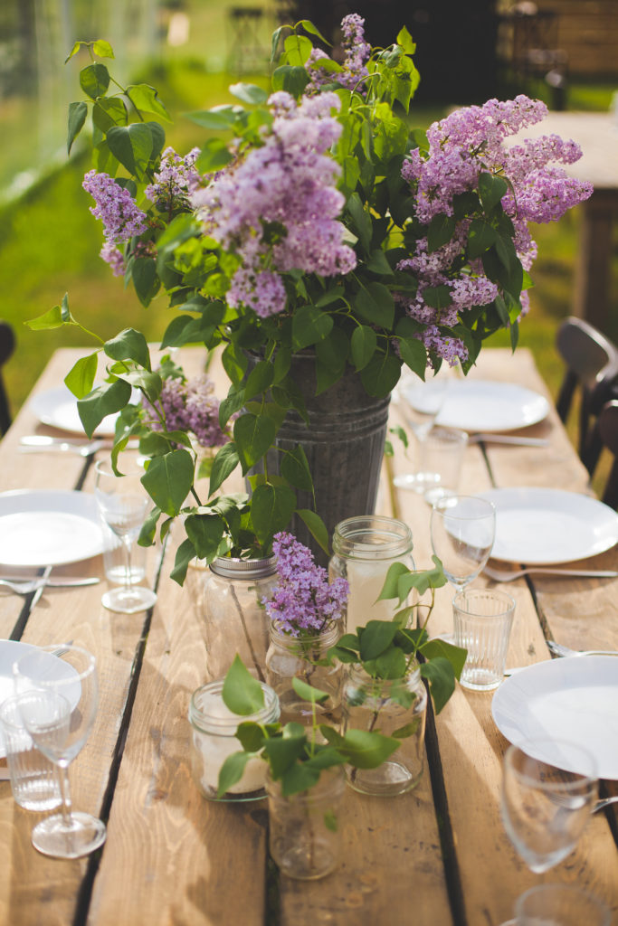 simple spring wedding decor, lilacs in buckets and mason jars. A simple budget friendly floral centrepiece