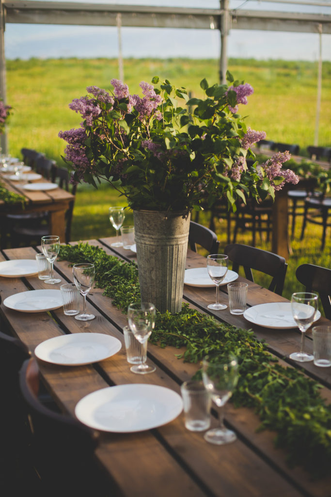 when the sunsets it casts a warm glow on these lilac centrepieces at this outdoor wedding. www.thegathered.ca